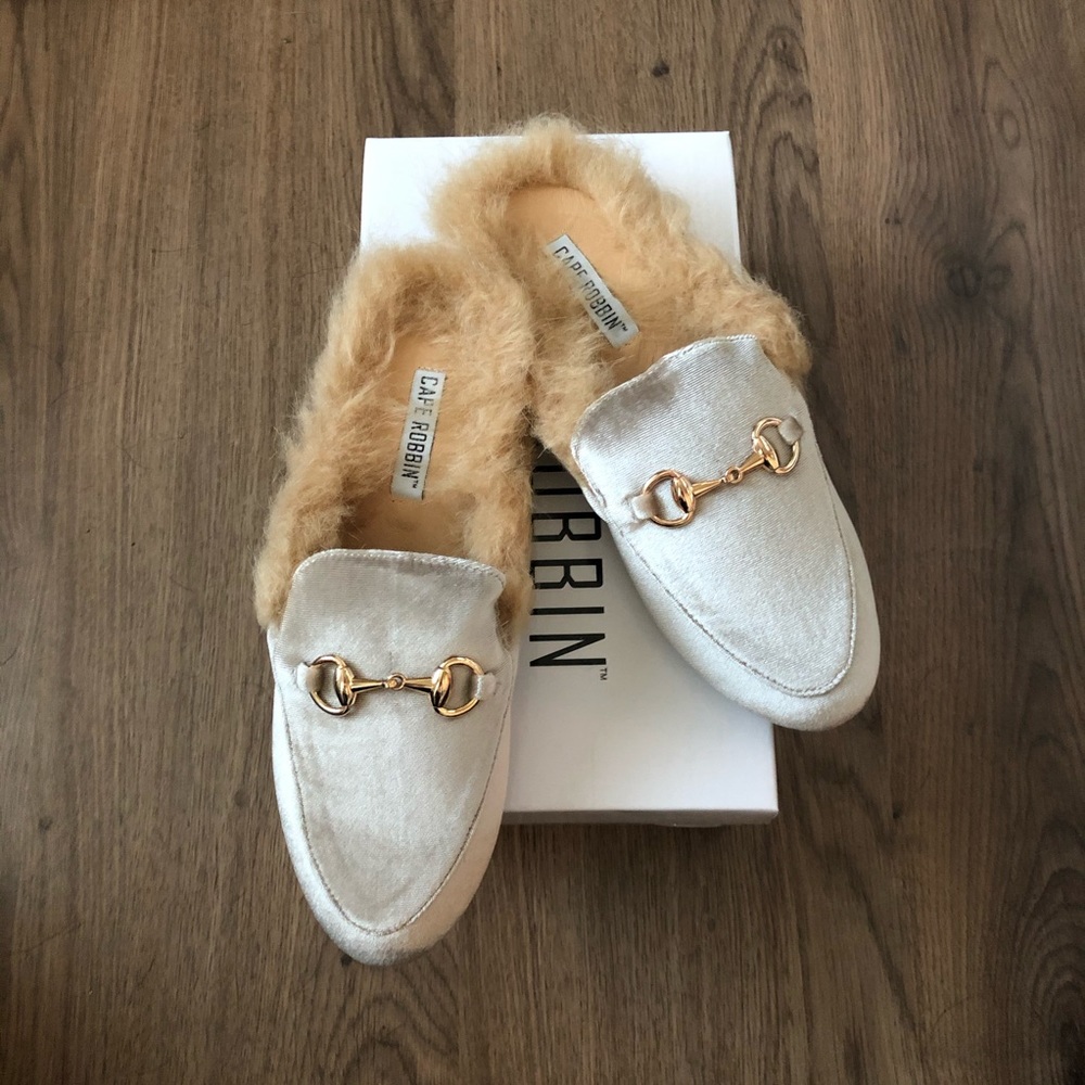 Cape Robbin nude Loafers